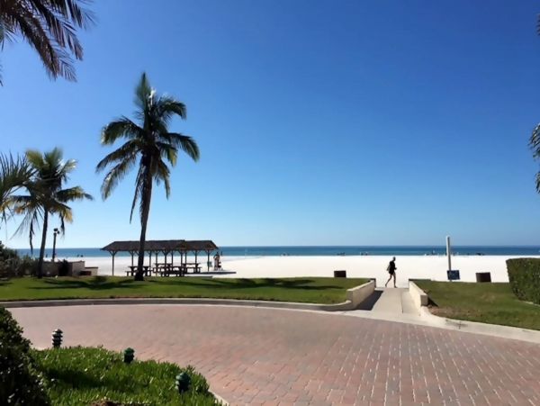 Siesta Key 2 Bedroom Condo with Balcony & Walk to Beach