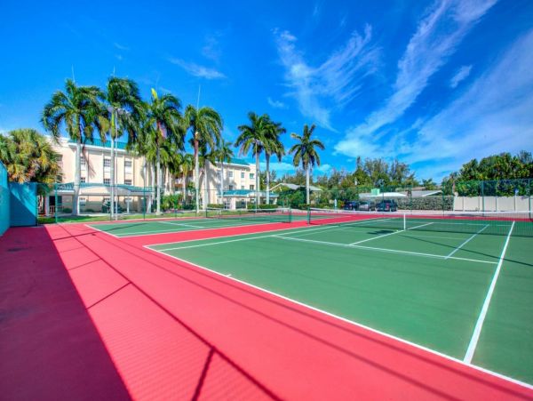 Siesta Key 2 Bedroom Condo with Balcony & Walk to Beach