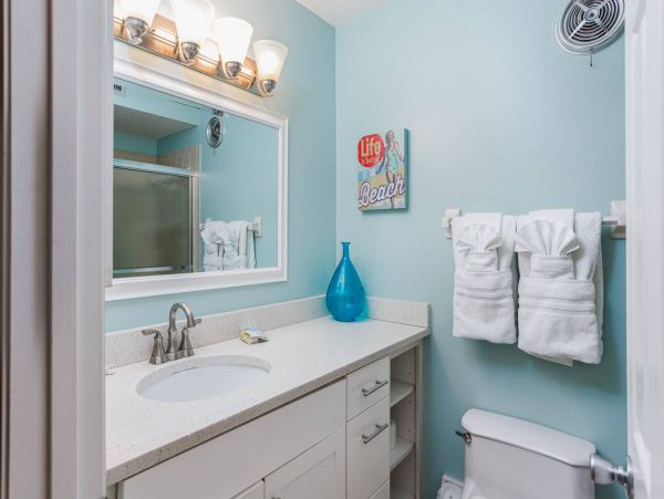 Siesta Key 2 Bedroom Condo with Balcony & Walk to Beach