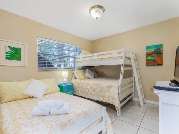 Siesta Key 2 Bedroom Condo with Balcony & Walk to Beach