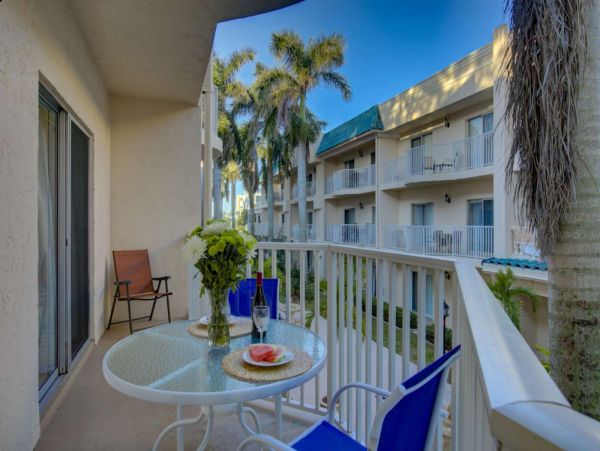 Siesta Key 2 Bedroom Condo with Balcony & Walk to Beach