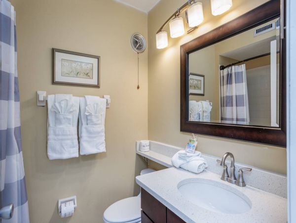 Siesta Key 2 Bedroom Condo with Balcony & Walk to Beach