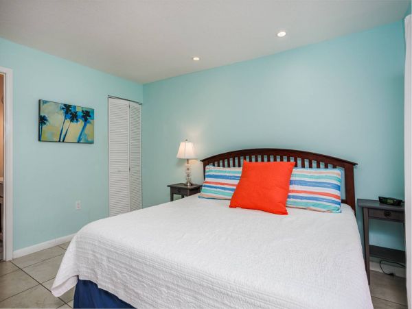 Siesta Key 2 Bedroom Condo with Balcony & Walk to Beach