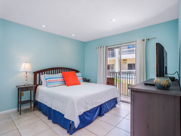 Siesta Key 2 Bedroom Condo with Balcony & Walk to Beach