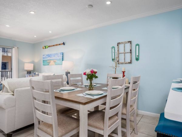 Siesta Key 2 Bedroom Condo with Balcony & Walk to Beach