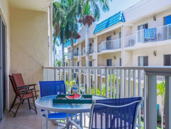 Siesta Key 2 Bedroom Condo with Balcony & Walk to Beach