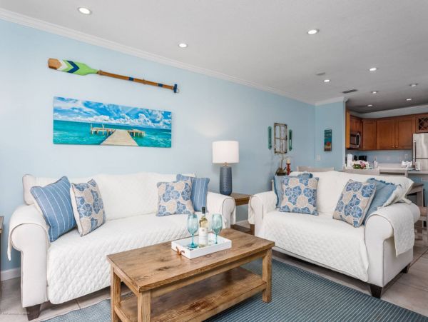 Siesta Key 2 Bedroom Condo with Balcony & Walk to Beach