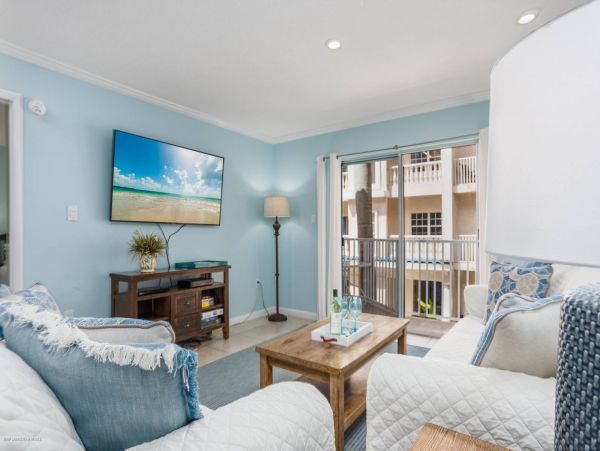 Siesta Key 2 Bedroom Condo with Balcony & Walk to Beach