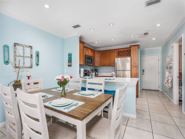 Siesta Key 2 Bedroom Condo with Balcony & Walk to Beach