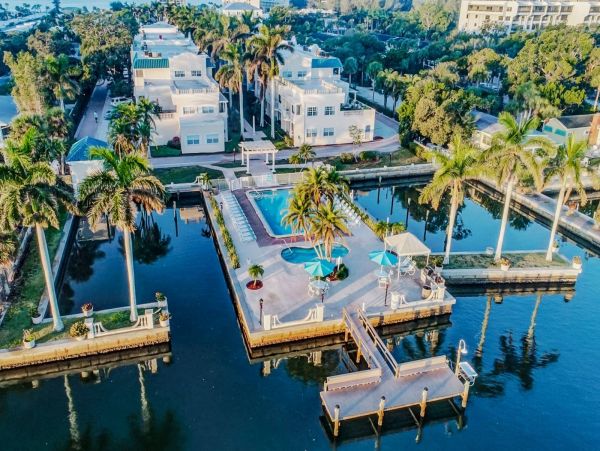 Siesta Key 2 Bedroom Condo with Balcony & Walk to Beach