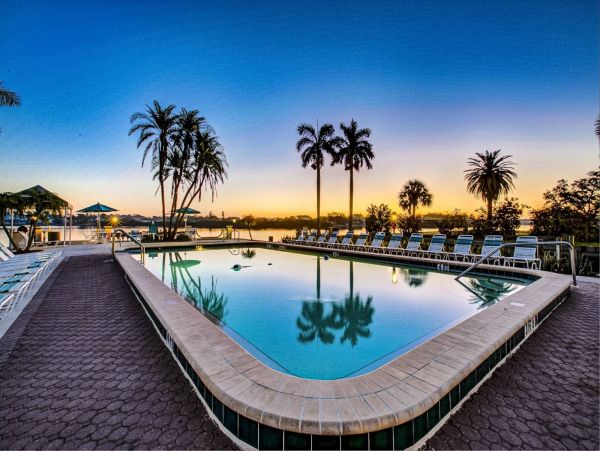 Siesta Key 2 Bedroom Condo with Balcony & Walk to Beach