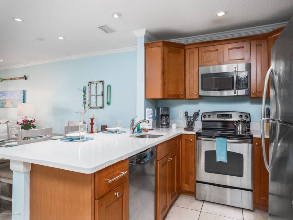 Siesta Key 2 Bedroom Condo with Balcony & Walk to Beach