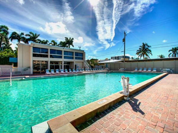 Siesta Key 2 Bedroom Condo with Balcony & Walk to Beach