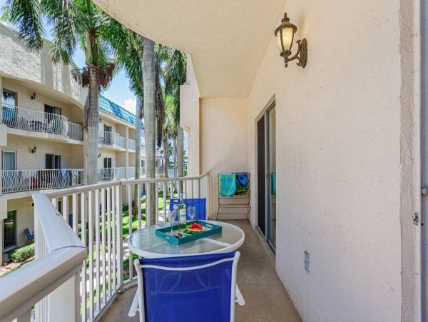 Siesta Key 2 Bedroom Condo with Balcony & Walk to Beach