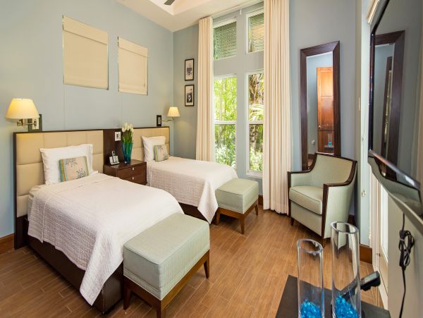 Oceanfront Vacation Villa in Cayman Island Walk To Beach