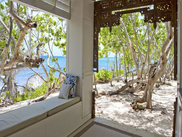 Oceanfront Vacation Villa in Cayman Island Walk To Beach