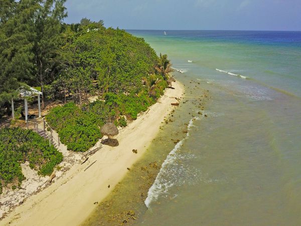 Oceanfront Vacation Villa in Cayman Island Walk To Beach