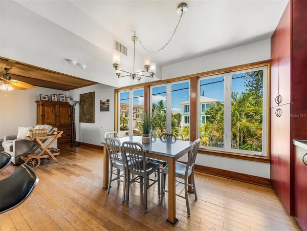 Coastal Comfort with 3 Bedrooms, Steps from Siesta Key Beach