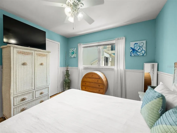 Coastal Comfort with 3 Bedrooms, Steps from Siesta Key Beach