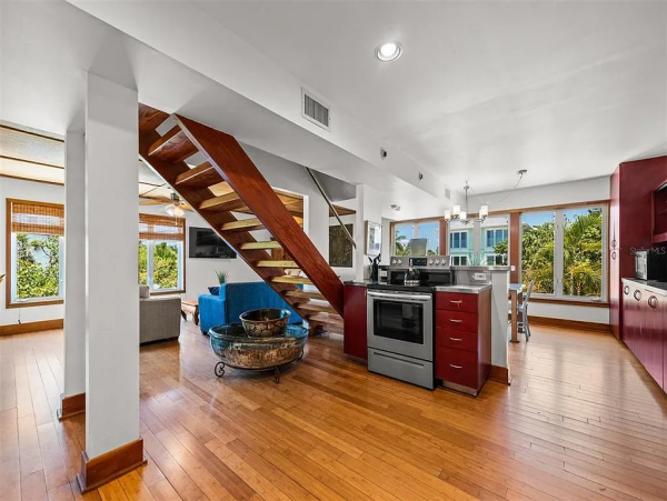 Coastal Comfort with 3 Bedrooms, Steps from Siesta Key Beach