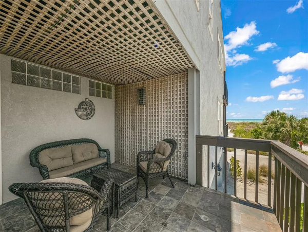 Coastal Comfort with 3 Bedrooms, Steps from Siesta Key Beach