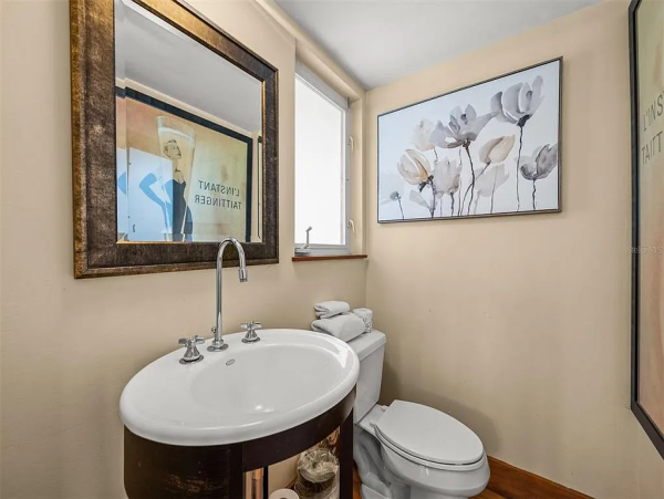 Coastal Comfort with 3 Bedrooms, Steps from Siesta Key Beach