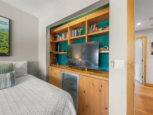 Coastal Comfort with 3 Bedrooms, Steps from Siesta Key Beach