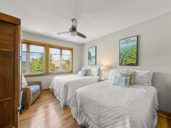 Coastal Comfort with 3 Bedrooms, Steps from Siesta Key Beach
