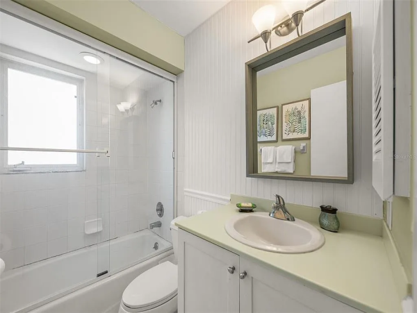 Coastal Comfort with 3 Bedrooms, Steps from Siesta Key Beach