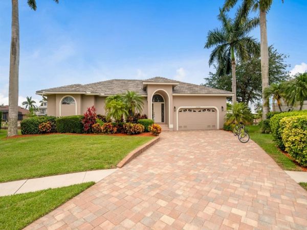 This Three Bedroom Lovely Marco Home Awaits your Arrival