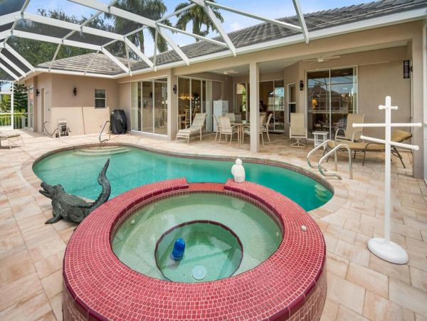 This Three Bedroom Lovely Marco Home Awaits your Arrival