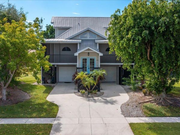 Three Bedroom House private pool, walking distance to Beach and restaurants