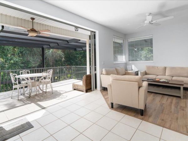 Three Bedroom House private pool, walking distance to Beach and restaurants