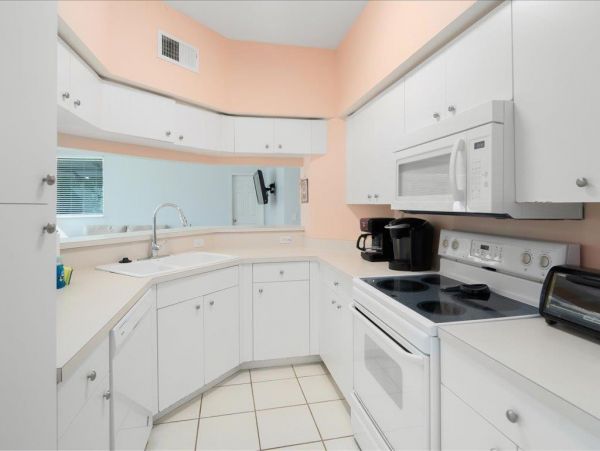 Three Bedroom House private pool, walking distance to Beach and restaurants