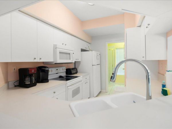 Three Bedroom House private pool, walking distance to Beach and restaurants