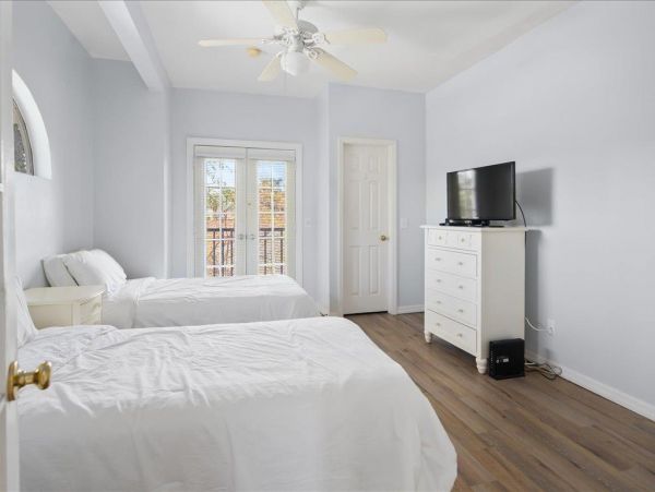 Three Bedroom House private pool, walking distance to Beach and restaurants