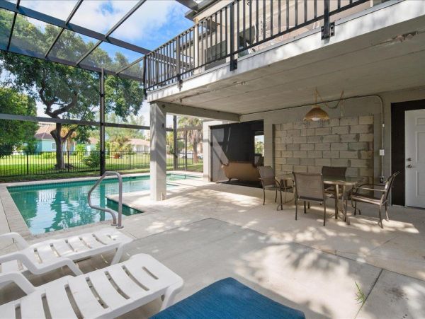 Three Bedroom House private pool, walking distance to Beach and restaurants