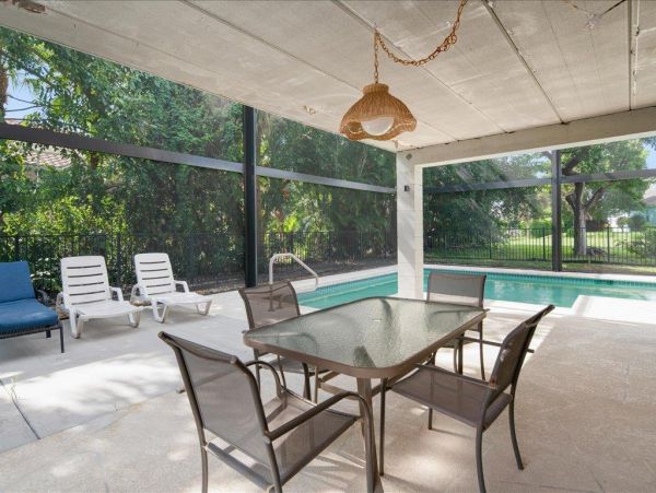 Three Bedroom House private pool, walking distance to Beach and restaurants