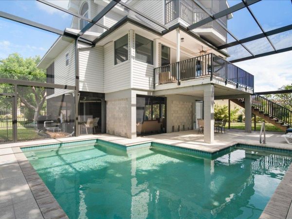 Three Bedroom House private pool, walking distance to Beach and restaurants
