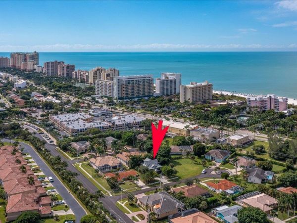 Three Bedroom House private pool, walking distance to Beach and restaurants