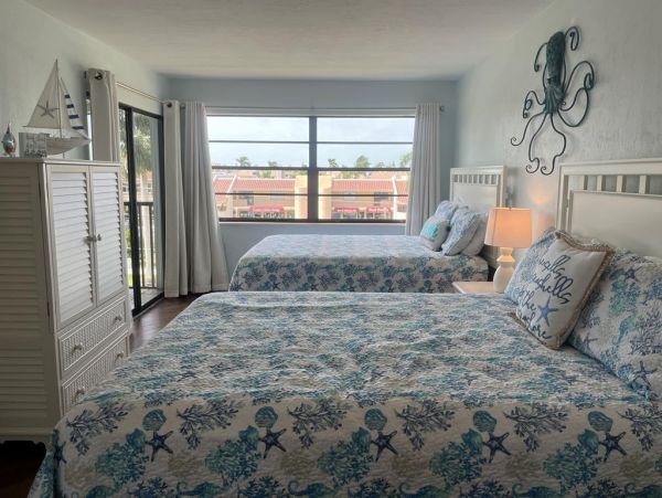 Waterfront Vacation Chic Condo in Marco Island