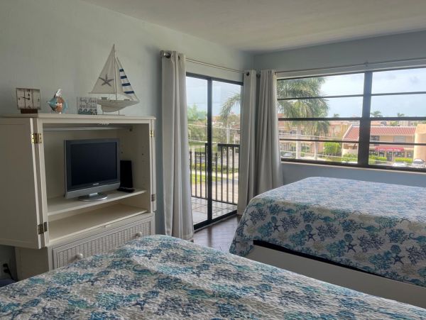 Waterfront Vacation Chic Condo in Marco Island
