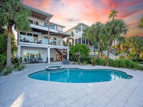 Luxurious Waterfront Retreat in Sunset Beach - Ideal for Family Getaways