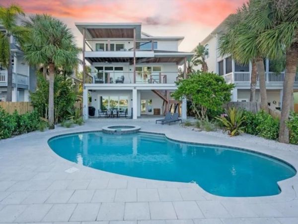 Luxurious Waterfront Retreat in Sunset Beach - Ideal for Family Getaways