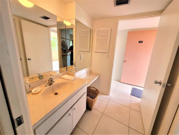 Beautiful One Bedroom Bayside Condo