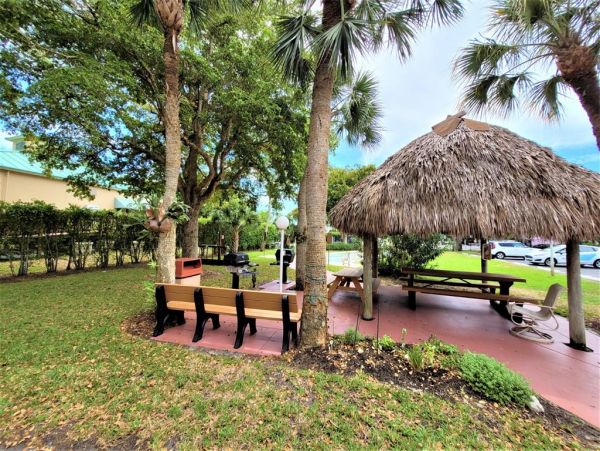 Beautiful One Bedroom Bayside Condo