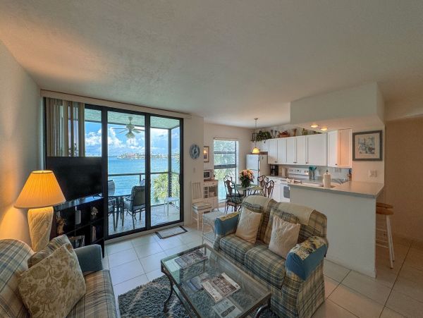 Beautiful One Bedroom Bayside Condo