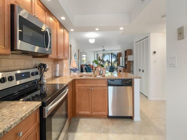 Marco Island Beachfront Vacation Condominium Sleeps Six