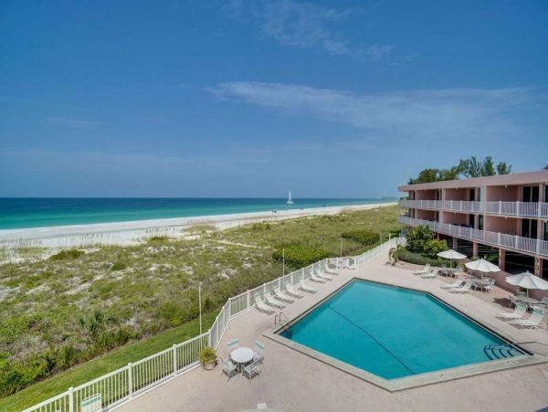 Spacious Condo Beautifully Decorated Directly on the Beach
