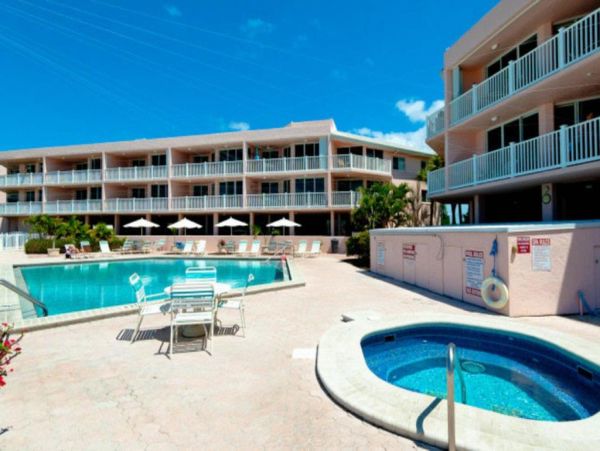 Spacious Condo Beautifully Decorated Directly on the Beach